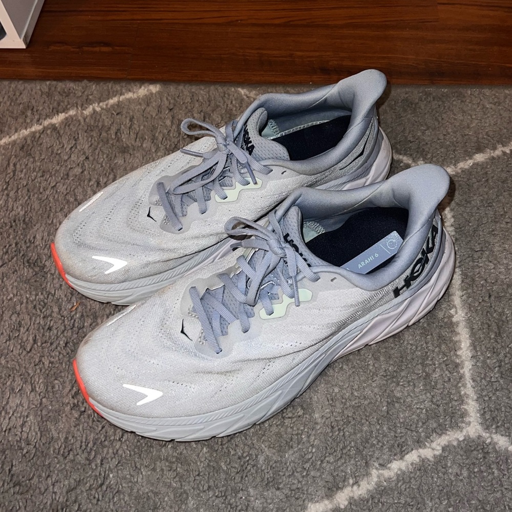 Hoka Arahi Sneakers